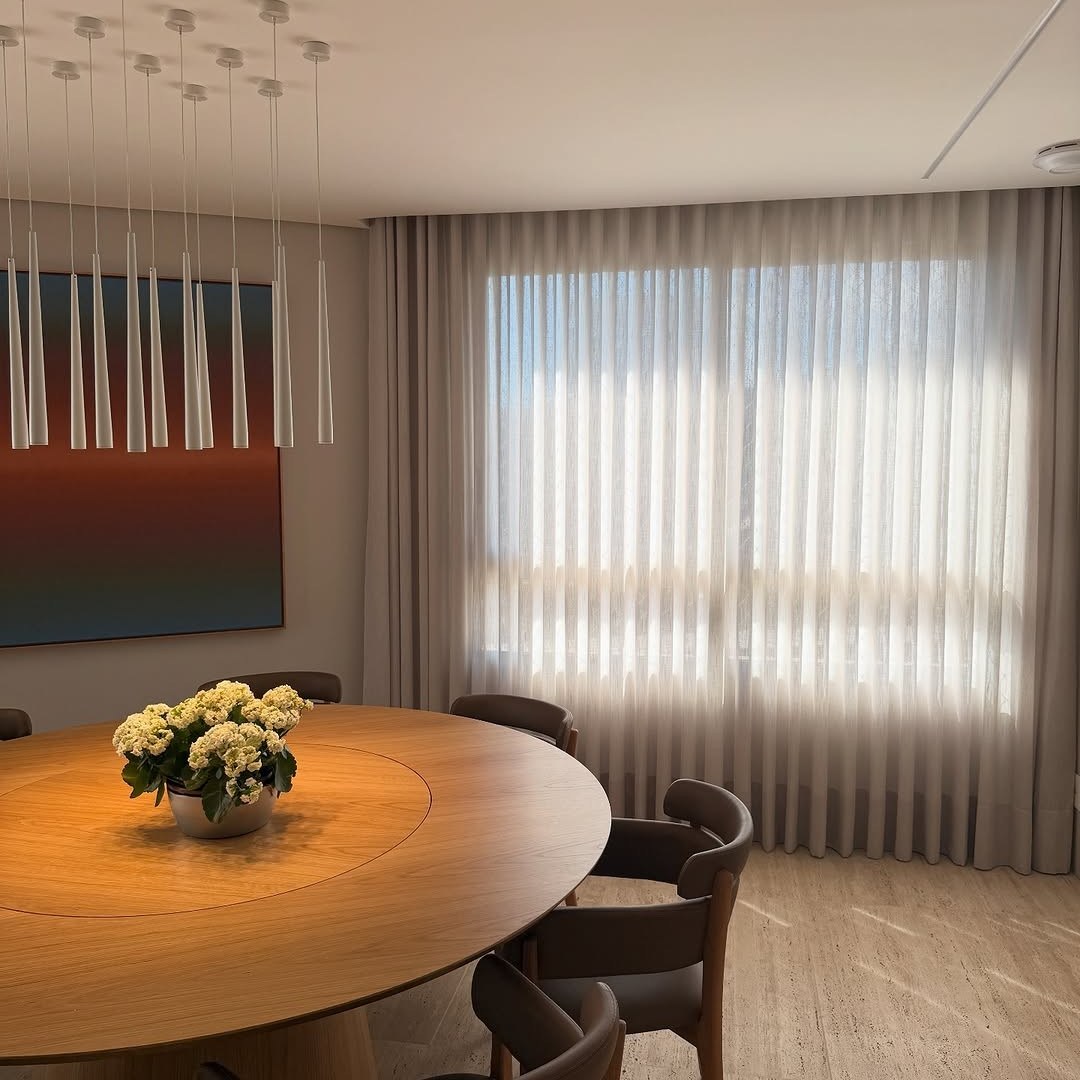 Cortinas fluidas ambiente leve e elegante
