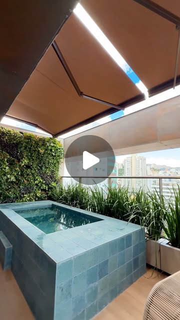 Toldo articulado cobertura com piscina