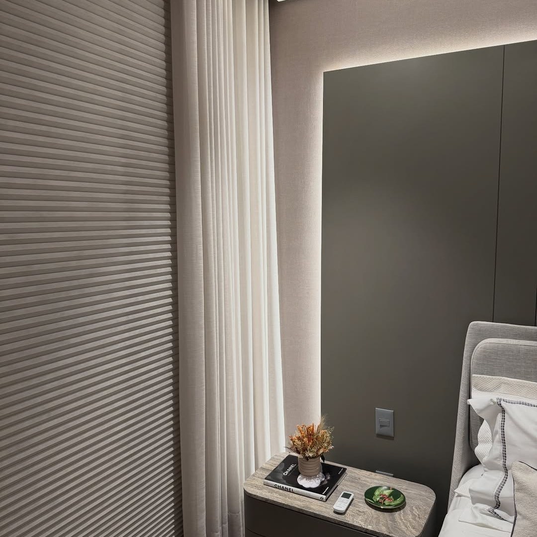 Quarto com cortinas persianas e papel de parede