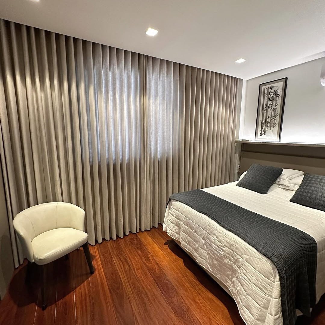 Cortina de linho com caimento suave quarto